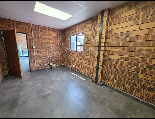 1,632M² WAREHOUSE TO LET IN AEROTON
